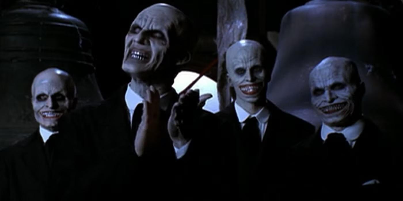 بهترین هیولاهای Buffy The Vampire Slayer: جنتلمن ها در کنار یکدیگر ایستاده اند، یکی در حال دست زدن در قسمت Hush