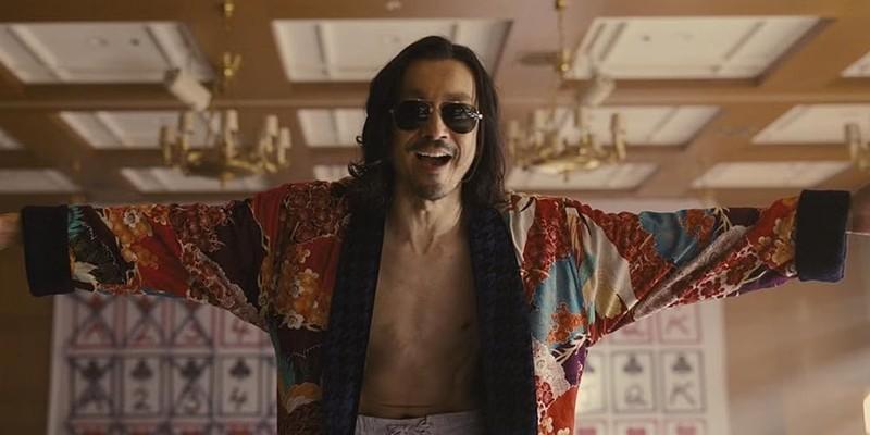 معادل شخصیت های Alice in Borderland - The Hatter with his arms outstretched in Alice in Borderland