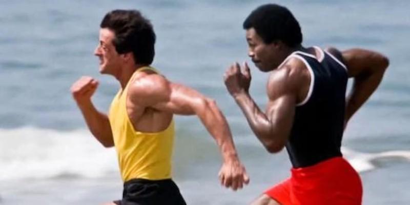 سیلوستر استالونه در نقش راکی بالبوآ و کارل ودرز در نقش آپولو کرید در Rocky III در حال دویدن روی اقیانوس.