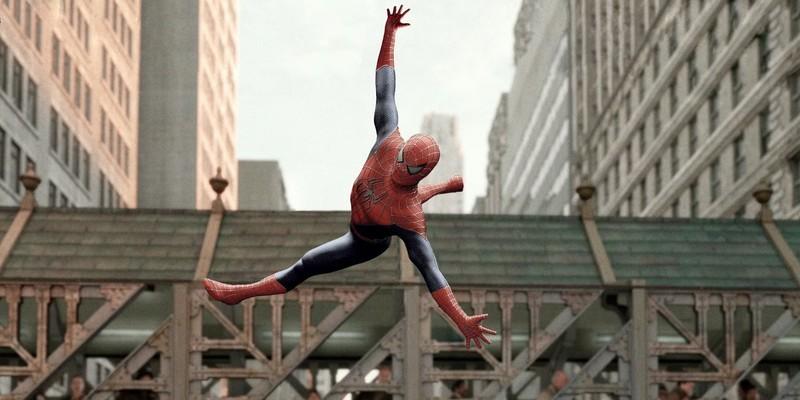 توبی مگوایر در نقش مرد عنکبوتی با لباس کامل در حال چرخیدن در هوا در شهر نیویورک در Spider-Man 2 - Tobey Maguire در نقش عمو بن