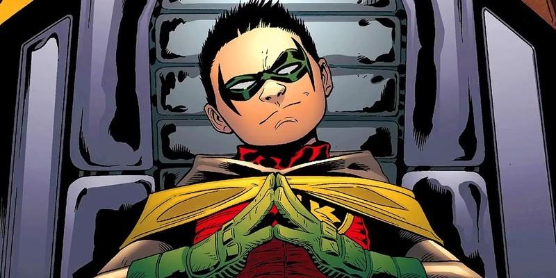 تصویر کمیک بوک: رابین (Robin) دامیان وین (Damian Wayne) روی یک صندری بزرگ پوزخند می زند. دیمین وین بتمن Bat-Fam