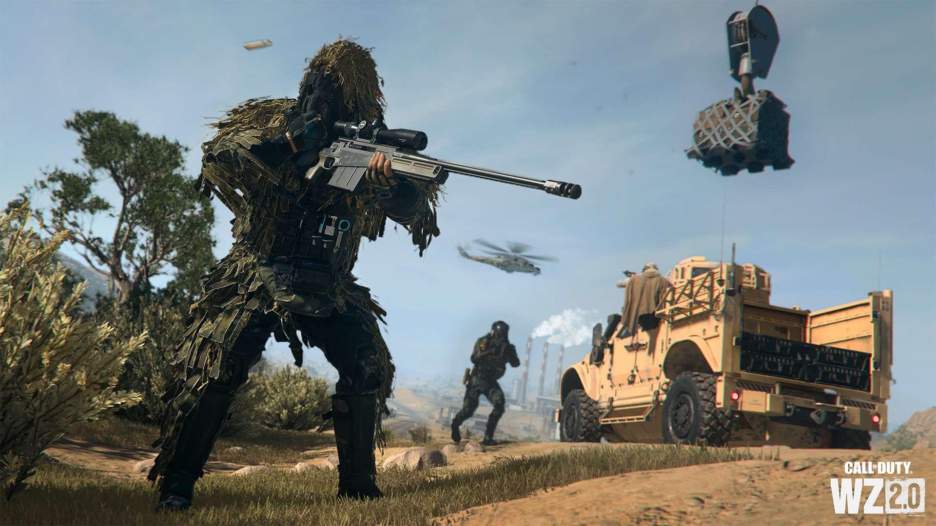 Warzone 2 screenshot showing a camouflaged player on the sandy desert outskirts of a city, یکی از بهترین بازی های بتل رویال