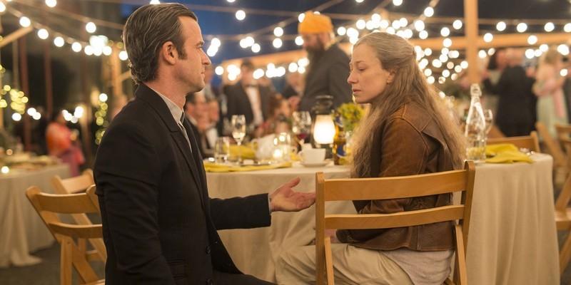 کوین و نورا در کنار هم پشت میز در The Leftovers، تجربه ای از یک سریال با شروع و پایان عالی