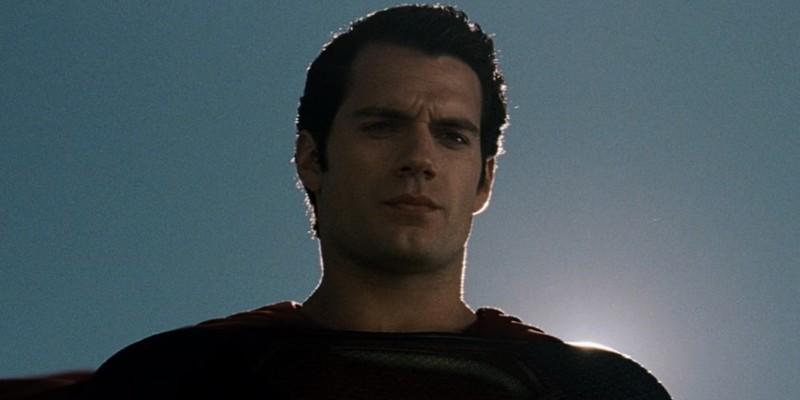 Henry Cavill's Superman looks down while flying in Man of Steel استقبال از Superman Gunn