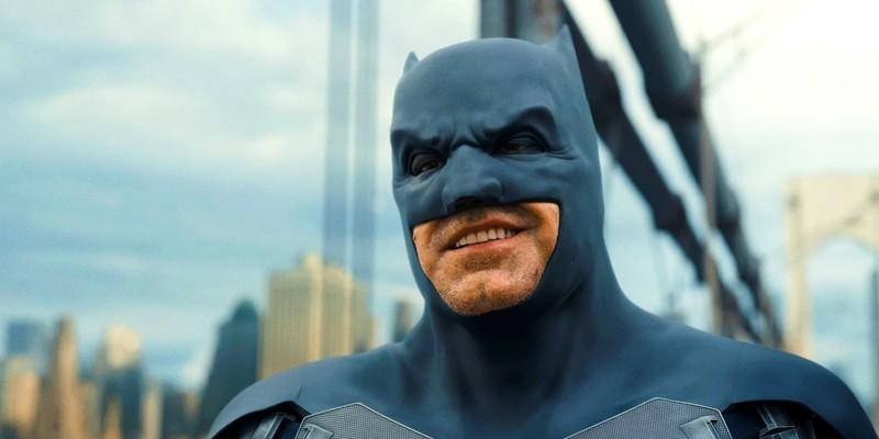 اندی موسکیتی بتمن جدید - بن افلک با لباس کامل بتمن در حال لبخند زدن در فیلم The Flash