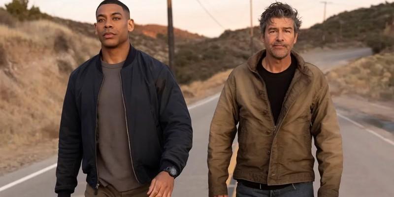 آپدیت تریلر Lanterns: جان استوارت با بازی آرون پیر و هال جوردن با بازی کایل چندلر در سریال Lanterns در حال قدم زدن در جاده ای هستند.