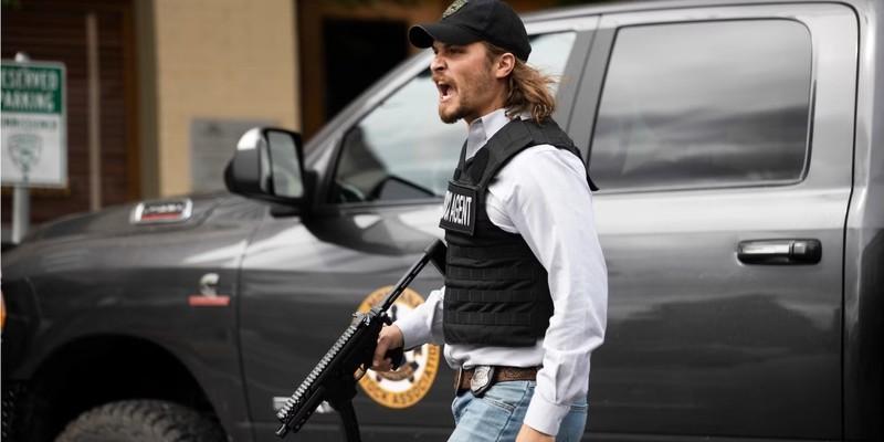 کیسی داتون (لوک گرایمز) در جلیقه ضد گلوله با اسلحه در ادامه Yellowstone در حال فریاد زدن