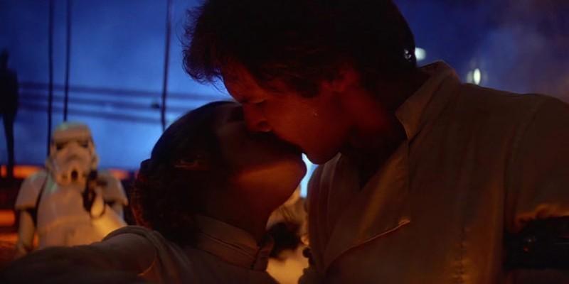 هان سولو و لیا اورگانا در سیتی ابری یکدیگر را می بوسند، مثالی که نشان می دهد تعصب جنسیتی Star Wars بی اساس است