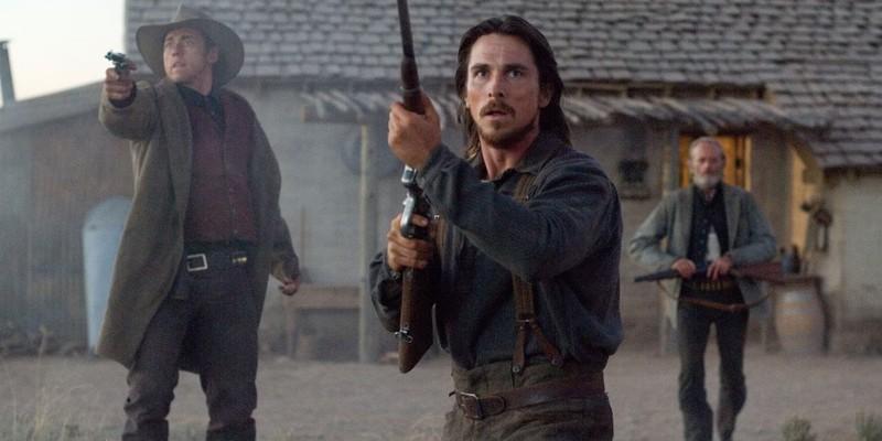 کریستین بیل با یک تفنگ در 3:10 to Yuma، از بهترین قهرمانان وسترن