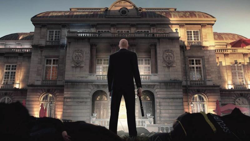آجنت 47 در Hitman 2016 بالای اجساد در پاریس ایستاده است. عمق Hitman World of Assassination طراحی مراحل