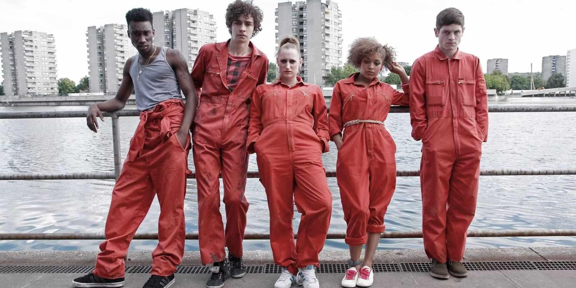 بازیگران Misfits در حال تکیه دادن به نرده ای، Misfits یک سریال ابرقهرمانیمی برای غیر طرفداران.