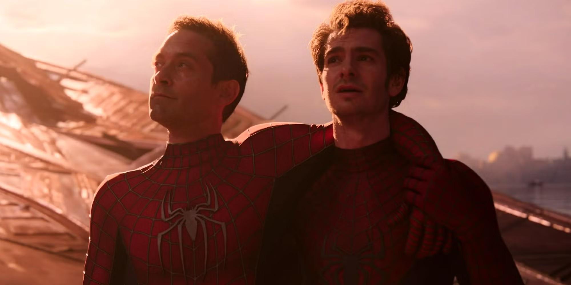 Andrew Garfield's Spider-Man holding Tobey Maguire's Spider-Man in No Way Home – شایعات Spider-Man 4 Tobey Maguire داستان عالی