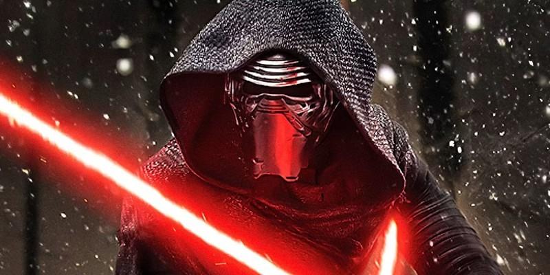 کایلو رن با لایت سیبر روشن خود در برف، از بهترین شروران Star Wars در فیلم The Force Awakens