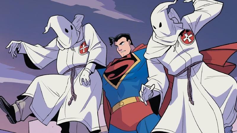 Clark Kent دو عضو کلاهدار را در Superman Smashes the Klan بالا نگه می دارد