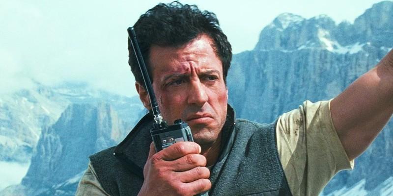 سیلوستر استالونه با واکی تاکی در فیلم Cliffhanger. اطلاعات بیشتر در مورد بازسازی Cliffhanger تاریخ اکران