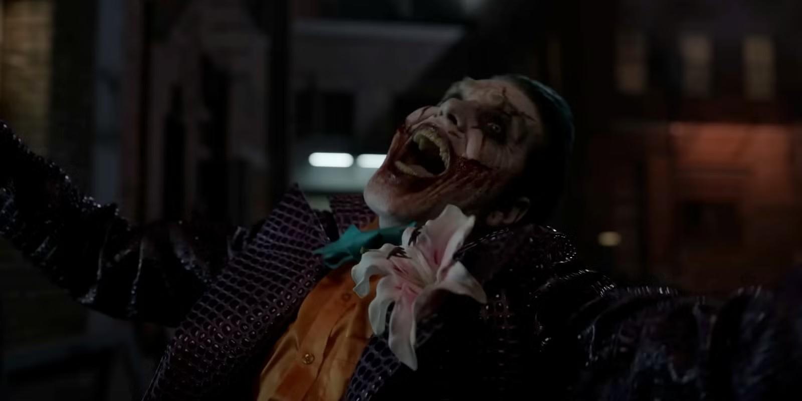 صحنه ای از تریلر موزیک ویدیوی Ice Nine Kills که طراحی جدید Joker لایو اکشن را در حال خنده نشان می دهد