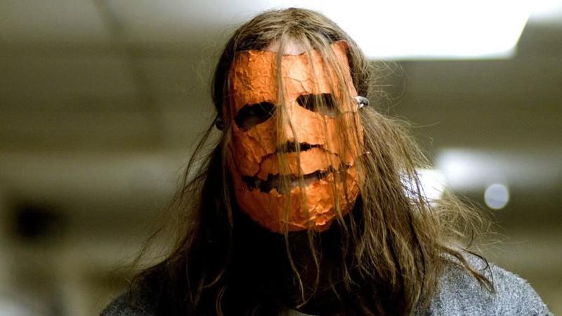 بهترین فیلم های Halloween: تایلر مین در نقش مایکل مایرز با ماسک کدو تنبل در Halloween راب زامبی.