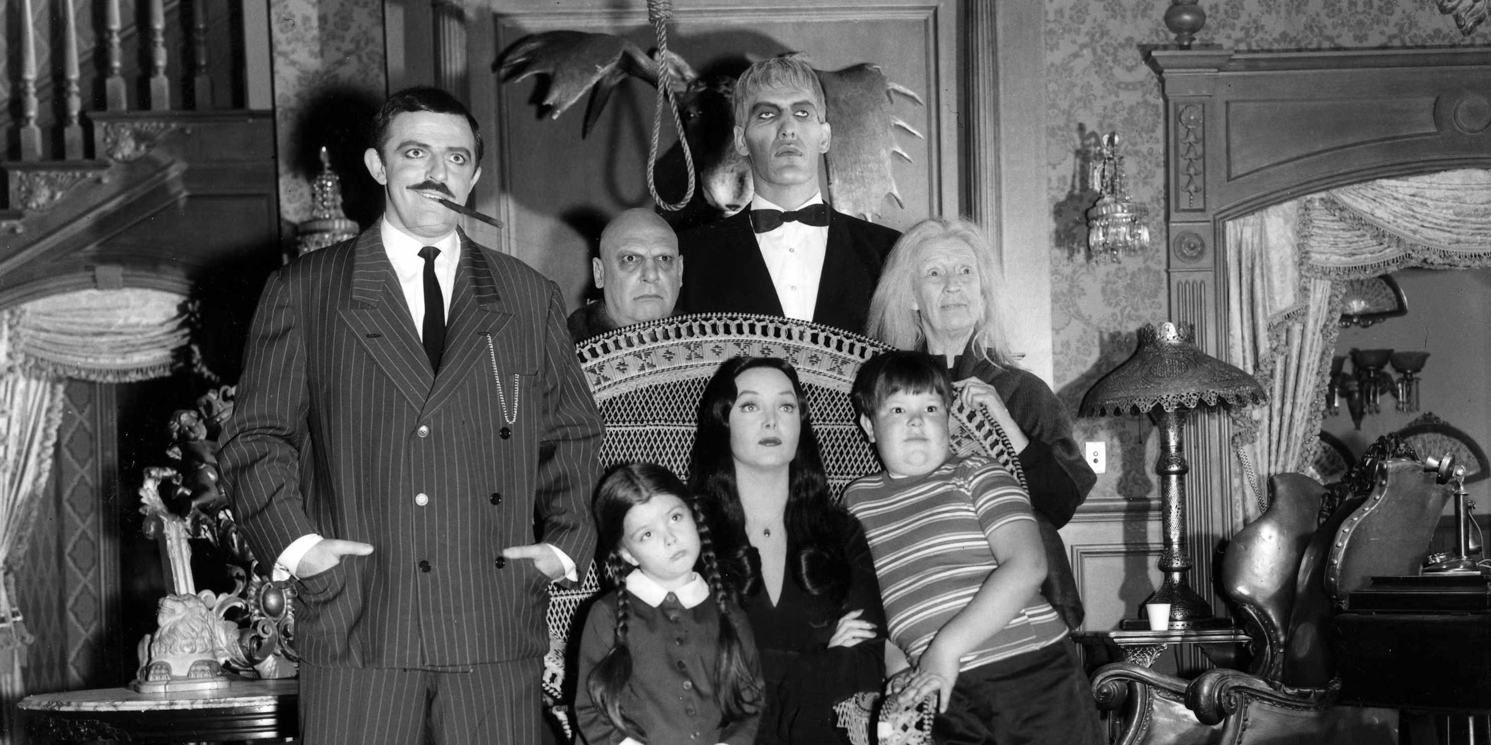 مورتیشیا، گومز، عمو فستر، لِرچ، گرندما، ونزدی، و پاگسلی برای عکسی در The Addams Family ژست گرفته اند، که با موضوع آهنگ Addams Family در Wednesday مرتبط است.
