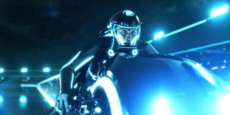 Garrett Hedlund as Sam riding a lightcycle in TRON: Legacy فیلمی دست کم گرفته شده