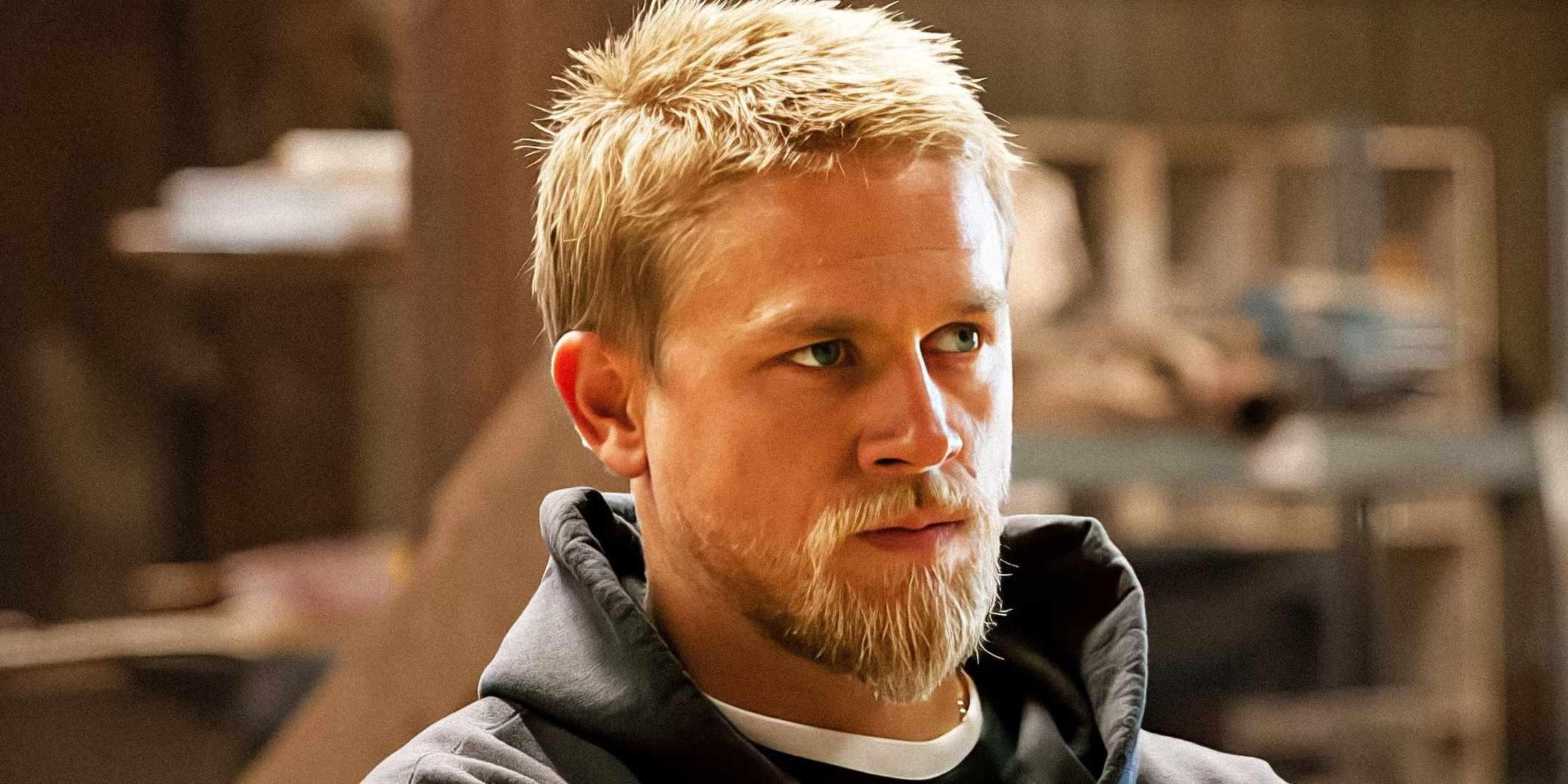 Charlie Hunnam در Sons of Anarchy و Monster: جکس تلر با موهای کوتاه تر و هودی مشکی در Sons of Anarchy