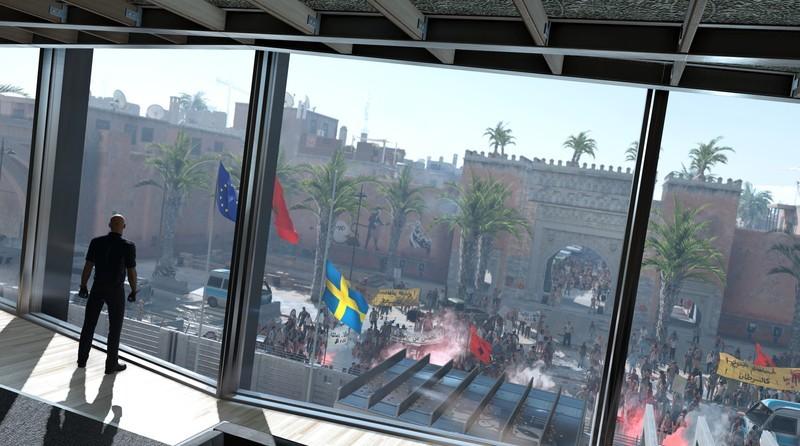 آجنت 47 در Marrakesh در Hitman 2016 از پنجره به بیرون نگاه می کند. دیدگاهی بر Hitman World of Assassination طراحی مراحل