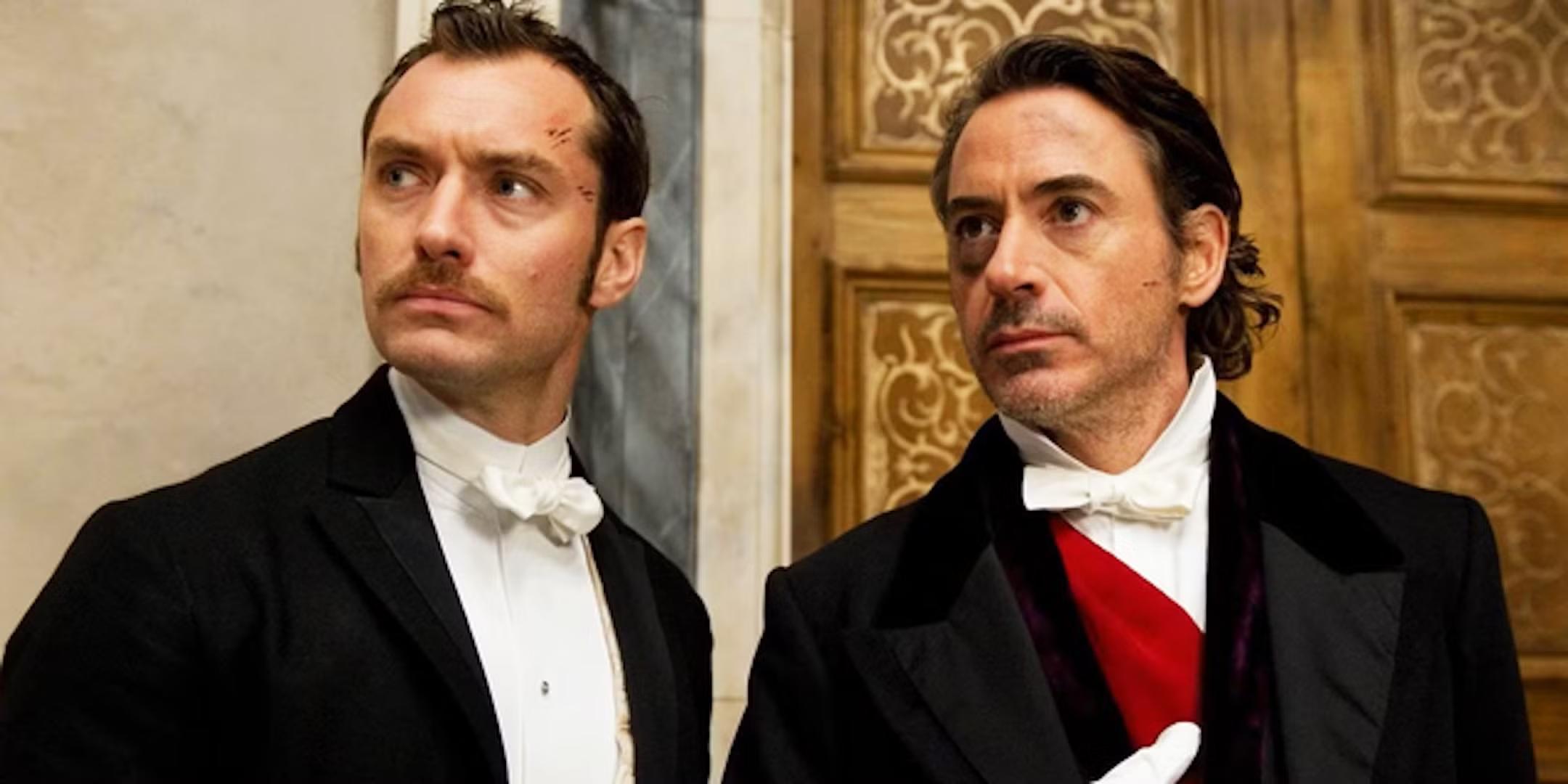 آخرین اخبار Sherlock Holmes 3: واتسون با بازی جود لاو و شرلوک با بازی رابرت داونی جونیور در کنار دری در فیلم Sherlock Holmes 2009 ایستاده اند
