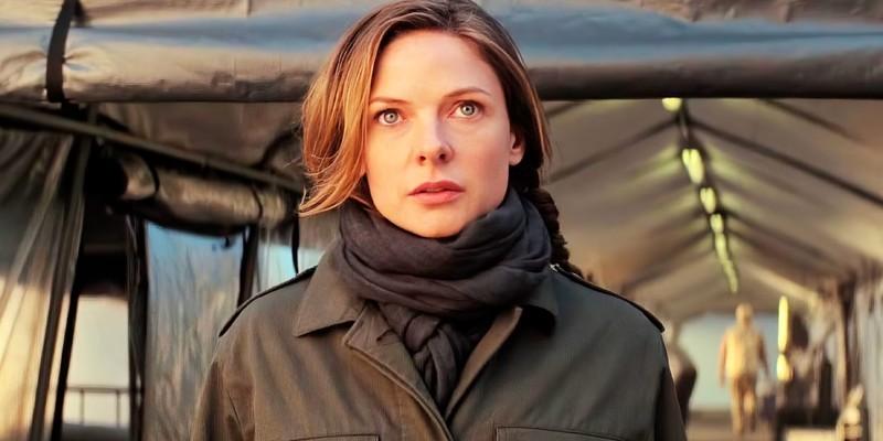 ربکا فرگوسن شرور Bond 26 در نقش ایلسا در Mission Impossible Fallout به کناری نگاه می کند