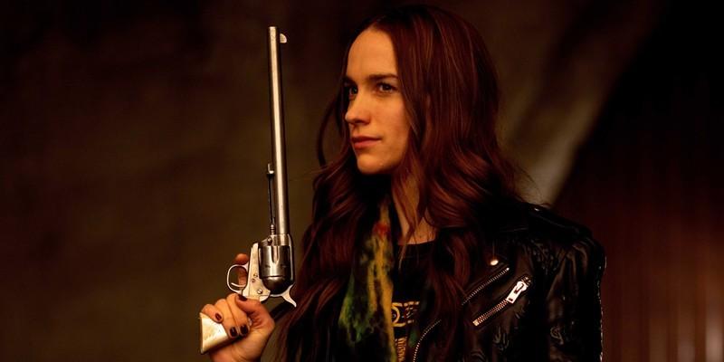 Wynonna Earp holding Peacemaker - سریال های وسترن عالی از قسمت اول