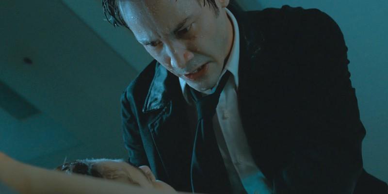 وضعیت Constantine 2: کیانو ریوز در نقش کنستانتین در حال نجات کسی در فیلم دی سی