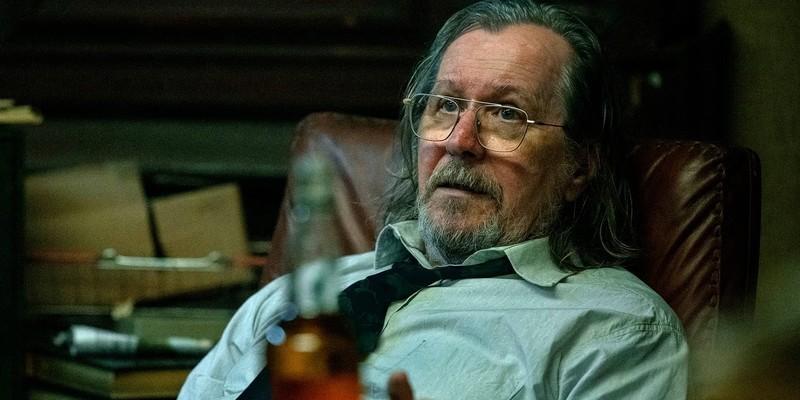 جکسون لمب با بازی گری اولدمن، نشان دهنده Jackson Lamb Slow Horses گذشته، در حالی که نگران روی صندلی در فصل 5 سریال Slow Horses نشسته است