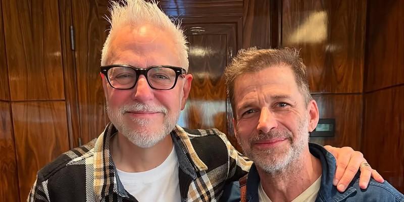 جیمز گان و زک اسنایدر در حال ژست گرفتن و لبخند زدن کنار یکدیگر - آینده Snyderverse در Netflix