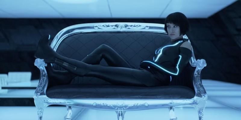 Quorra (Olivia Wilde) lounging in TRON: Legacy فیلمی دست کم گرفته شده