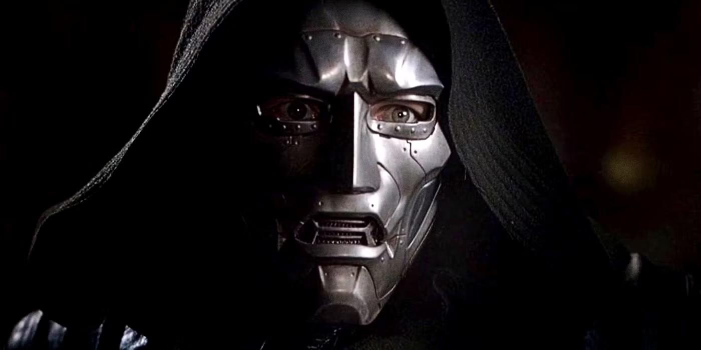 تصویری از دکتر دووم با ماسک در فیلم Fantastic Four، مرتبط با Avengers: Doomsday نبرد Doctor Doom و Loki