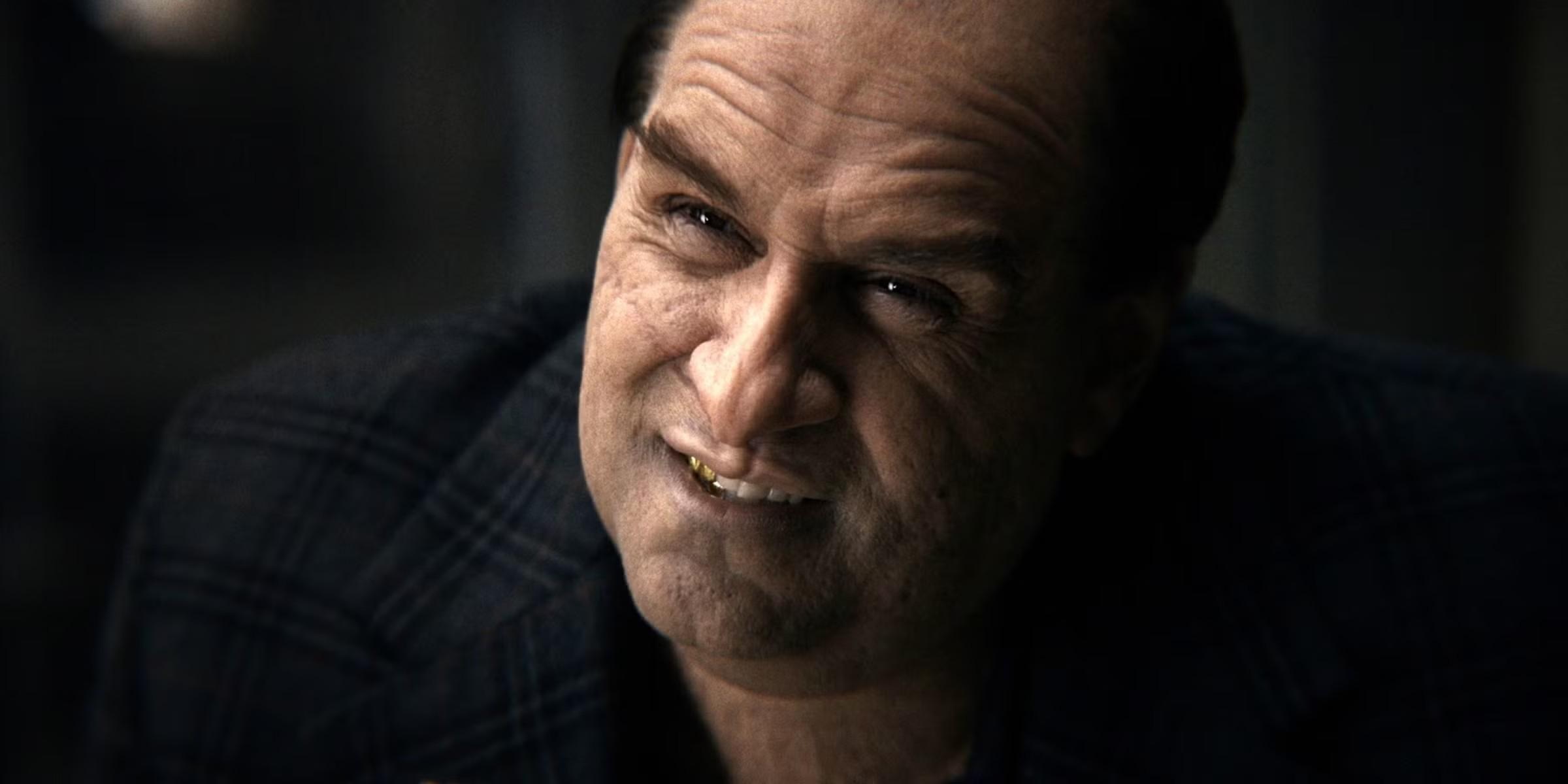 کالین فارل در نقش پنگوئن در حال لبخند زدن، تصویری از The Penguin که یک سریال ابرقهرمانی برای غیر طرفداران است.