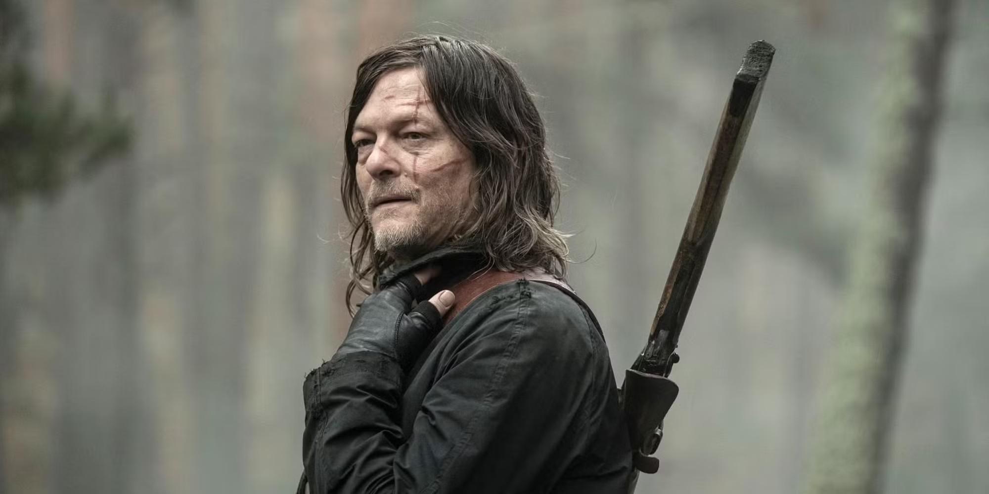 Daryl Dixon فصل 3 قسمت 6 تریلر: نورمن ریدس در نقش داریل با زخم هایی روی صورتش و یک تفنگ شکاری روی پشتش در قسمت چهارم از فصل سوم سریال The Walking Dead Daryl Dixon
