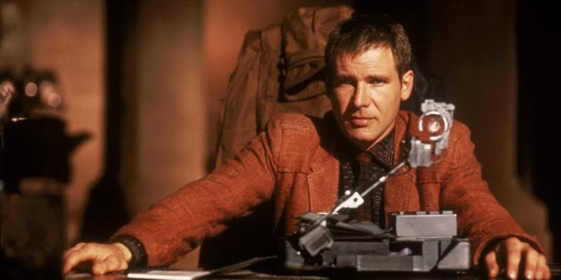 دکارد در Blade Runner پشت یک میز نشسته است, فیلم علمی تخیلی بهتر از Star Wars