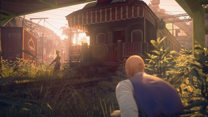 آجنت 47 در یک محوطه قطار در Hitman 2 چمباتمه زده است. خلاقیت در Hitman World of Assassination طراحی مراحل