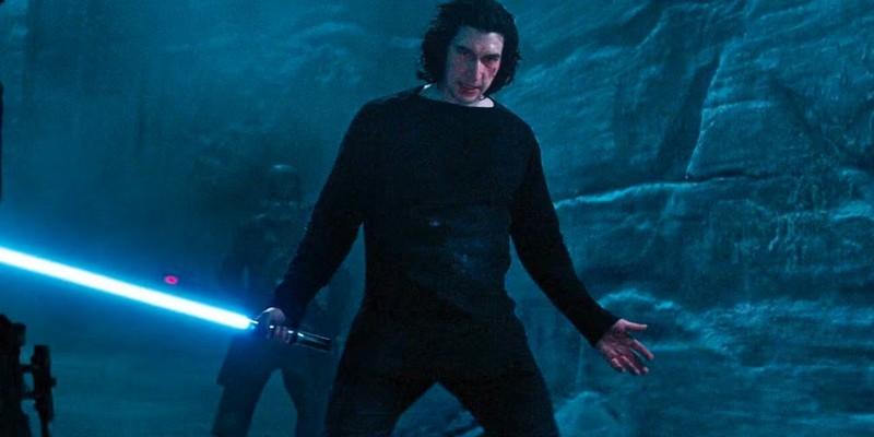 بن سولو در حال مبارزه با شوالیه های رن در The Rise of Skywalker با یک لایت سیبر آبی در دست، راه های بازگشت Ben Solo