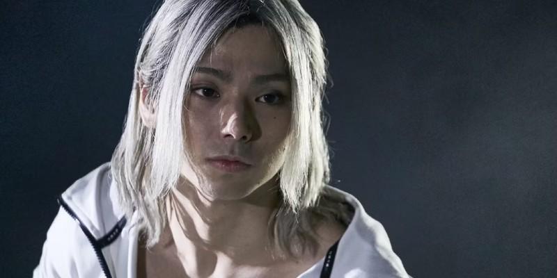 معادل شخصیت های Alice in Borderland - Chishiya on the rooftop about to attack Niragi in Alice in Borderland