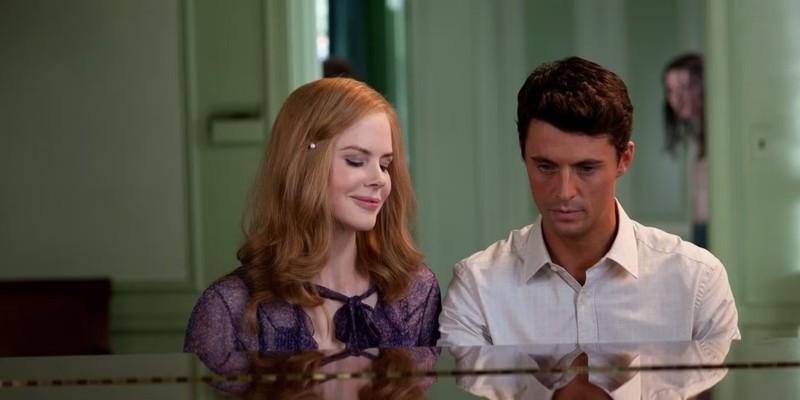 متیو گود در نقش چارلی استوکر کنار نیکول کیدمن در نقش ایولین استوکر در Stoker نشسته است. | فیلم های شبیه The Hand That Rocks The Cradle