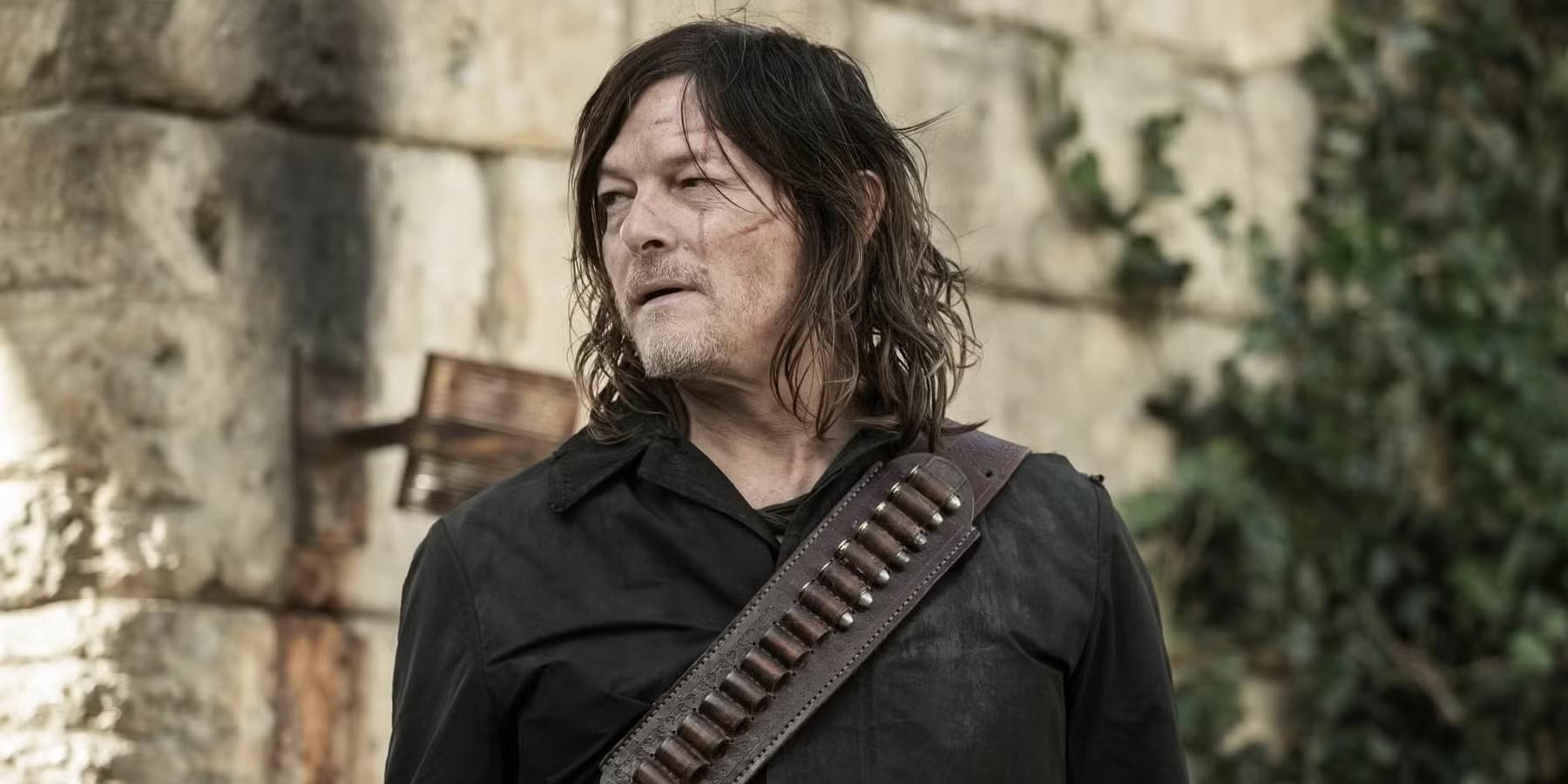 Daryl Dixon فصل 3 قسمت 6 تریلر: نورمن ریدس در نقش Daryl Dixon که در مقابل یک دیوار ایستاده و به سمت کنار نگاه می کند در فصل سوم سریال The Walking Dead: Daryl Dixon