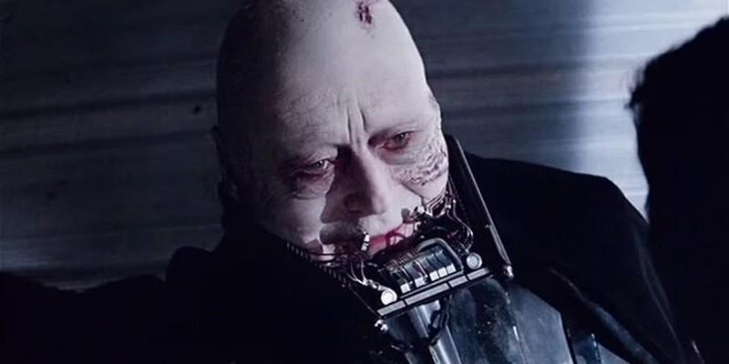 دارث ویدر، یکی از بهترین شروران Star Wars، در Return of the Jedi با کلاهخود برداشته اش می میره