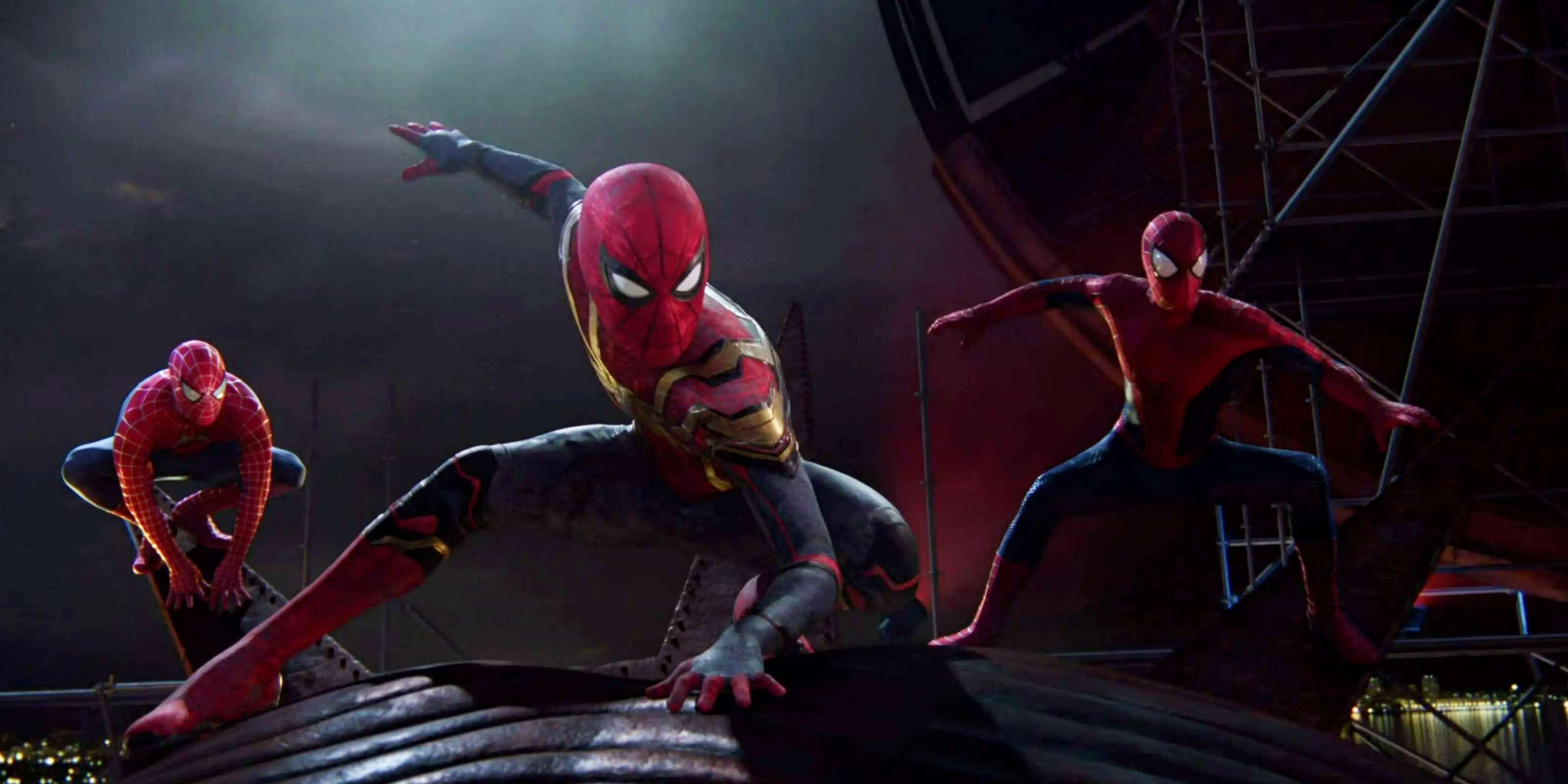 Three Spider-Men pose together on the Statue of Liberty in Spider-Man No Way Home-1 – امید به Spider-Man 4 Tobey Maguire داستان عالی