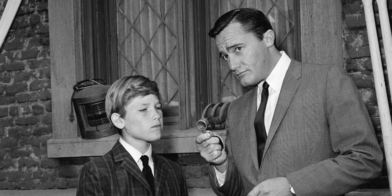 ناپلئون و کریستوفر جلوی پنجره ای در The Man From UNCLE - بهترین سریال های NBC