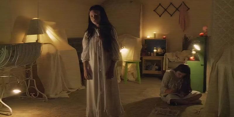 کیتی و کریستی در اتاق خوابشان در Paranormal Activity The Ghost Dimension - بهترین فیلم های ترسناک هالووین