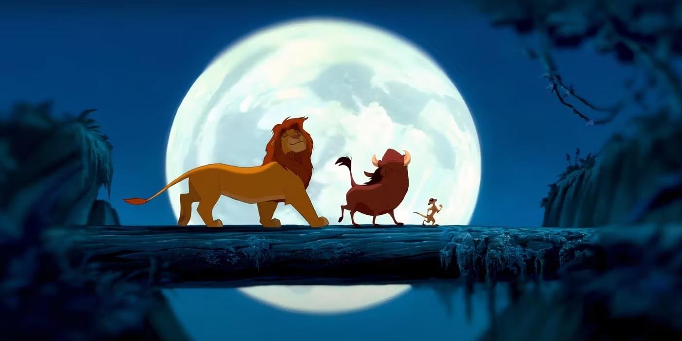 A young Simba, Pumbaa, and Timon walking on a log in The Lion King (1994), از برترین فیلم های دیزنی دهه نود