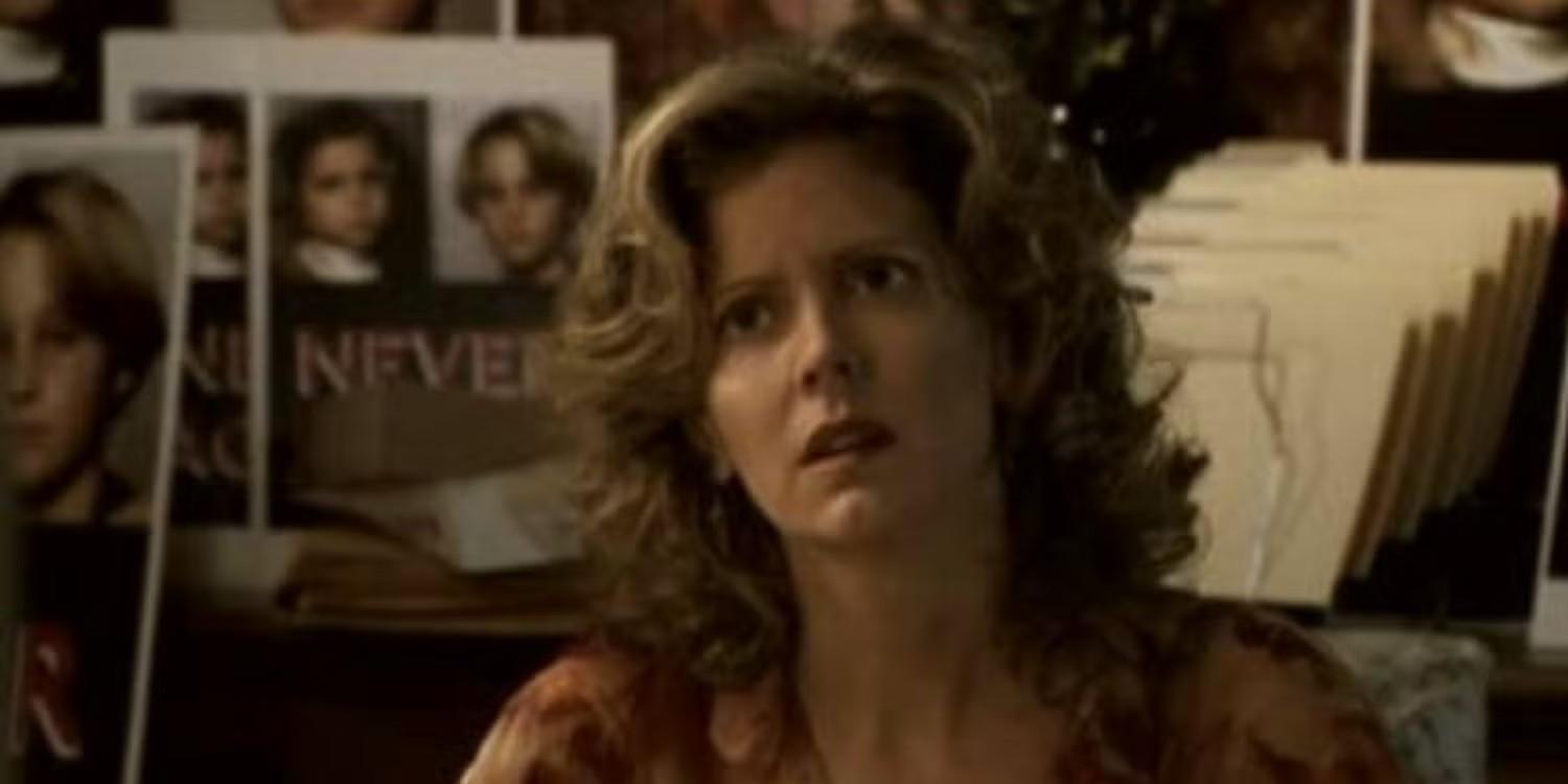 بهترین هیولاهای Buffy The Vampire Slayer: جویس در حال نگرانی پشت پوسترهای هانس و گرتا
