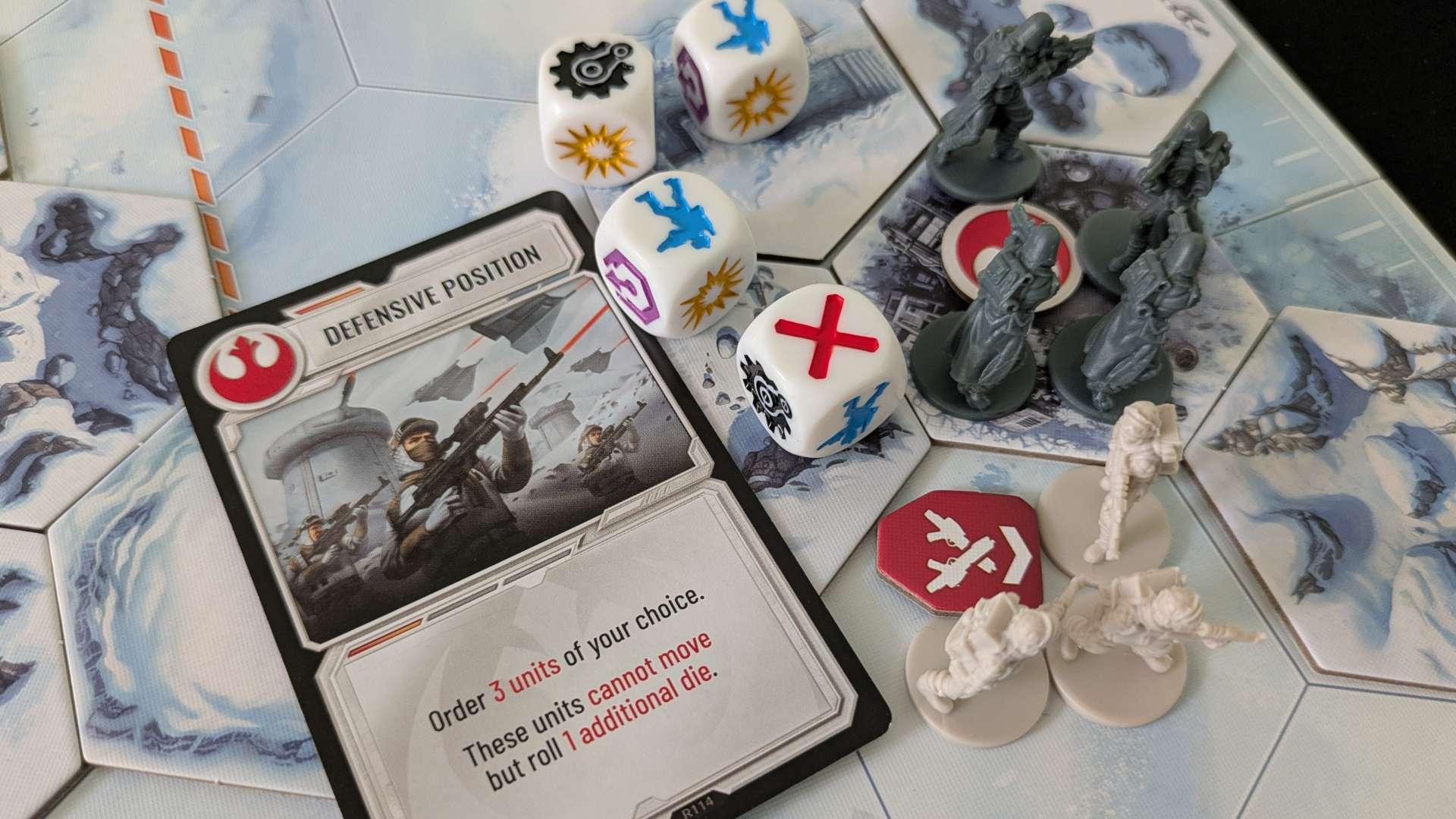 مینیاتورها، تاس ها، توکن ها و کارت های Battle of Hoth که روی صفحه بازی یخی چیده شده اند - نقد و بررسی بازی Star Wars: Battle of Hoth