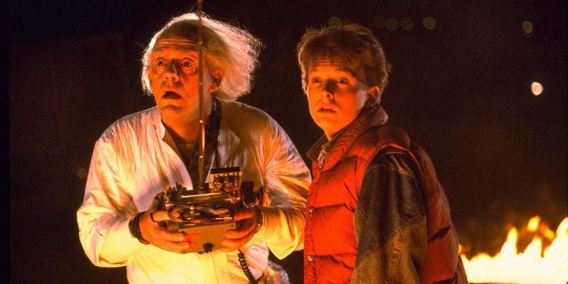 داک و مارتی در Back to the Future مات و مبهوت به نظر می رسند و با شعله های آتش روشن شده اند, فیلم علمی تخیلی بهتر از Star Wars