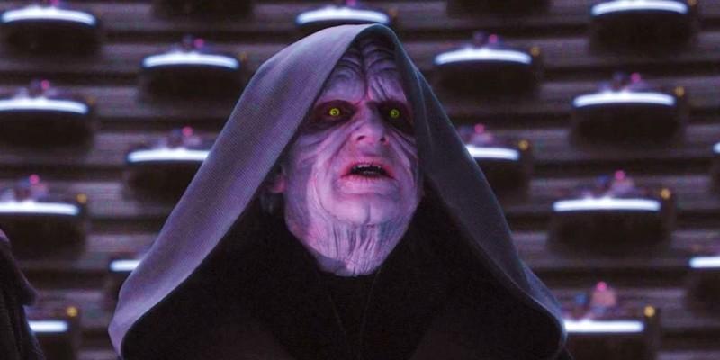 امپراتور پالپاتین/دارث سیدیوس، یکی از بهترین شروران Star Wars، در Revenge of the Sith با چشمان سیثی اش که از زیر شنلش پیداست